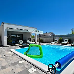 House Sara With Heated Pool , Privlaka (Zadar) Kroatien